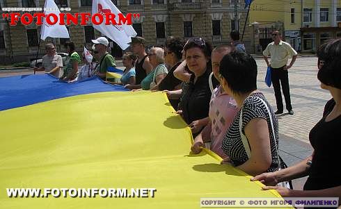15-метровий державний прапор України розгорули на площі Кірова (фоторепортаж)